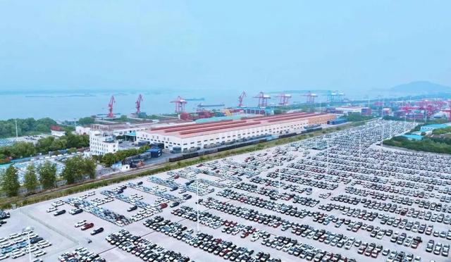 安徽芜湖港国际码头待发全球市场的奇瑞集团各品牌汽车。受访者供图