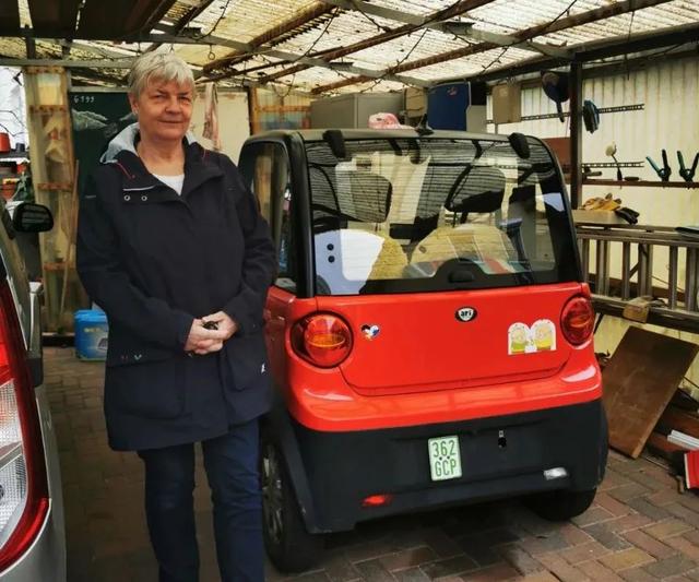 朗格太太和来自中国的小型电动车。科技日报记者 李山 摄